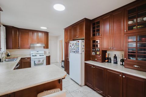 Photo 6 at 92 Bond Crescent, Oak Ridges, Richmond Hill