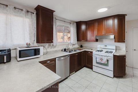 Photo 7 at 92 Bond Crescent, Oak Ridges, Richmond Hill