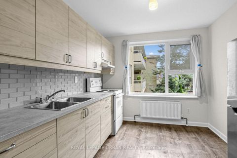 Photo 5 at 17 - 8 Corinth Gardens, Mount Pleasant East, Toronto