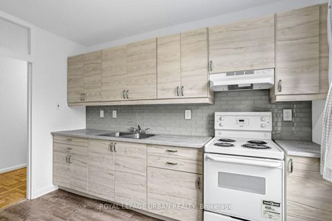 Photo 8 at 17 - 8 Corinth Gardens, Mount Pleasant East, Toronto