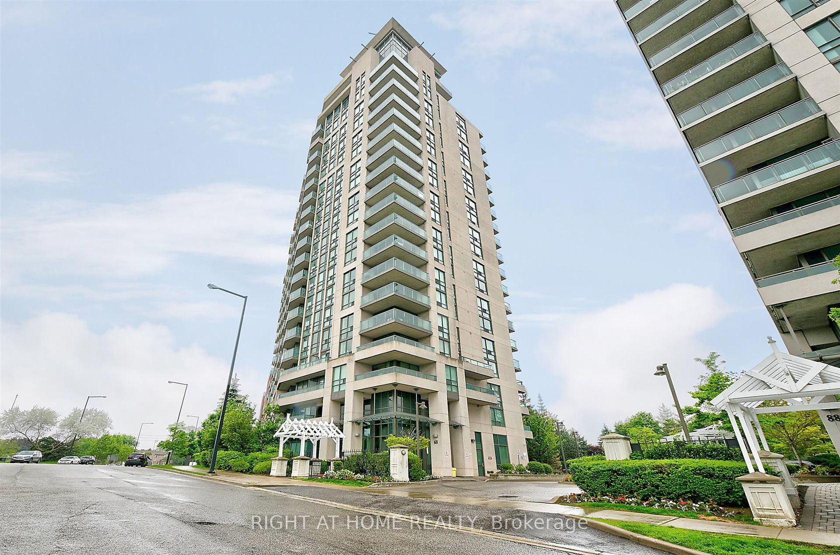 1612 - 68 Grangeway Avenue, Woburn, Toronto photo number 2