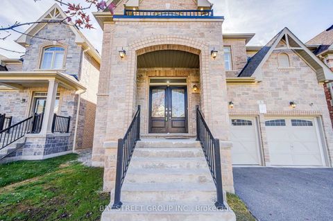 Photo 2 at 3 Manor Hampton Street, Sharon, East Gwillimbury