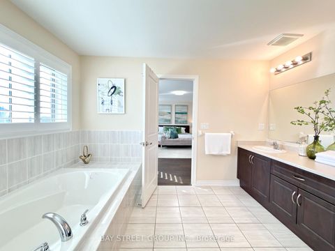 Photo 39 at 3 Manor Hampton Street, Sharon, East Gwillimbury