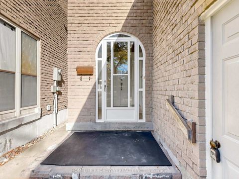 Photo 2 at 28 Appleby Crescent, Milliken Mills West, Markham