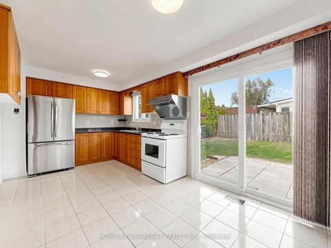 Photo 7 at 28 Appleby Crescent, Milliken Mills West, Markham