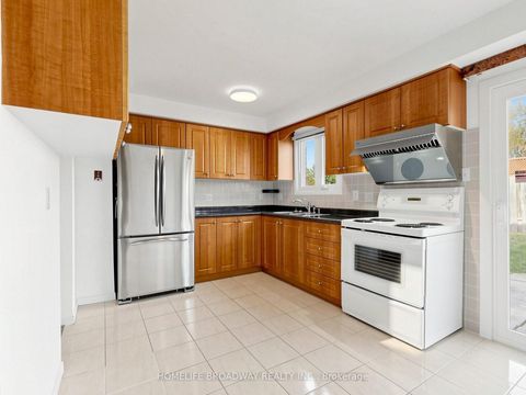 Photo 8 at 28 Appleby Crescent, Milliken Mills West, Markham