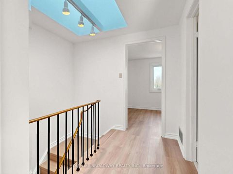 Photo 12 at 28 Appleby Crescent, Milliken Mills West, Markham