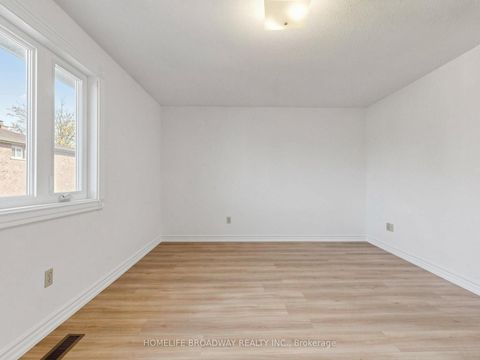 Photo 14 at 28 Appleby Crescent, Milliken Mills West, Markham