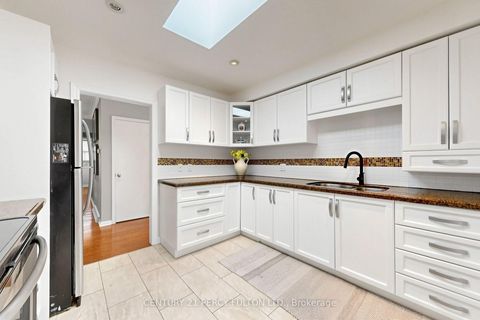 Photo 12 at 8 Wallbridge Court, Willowdale West, Toronto