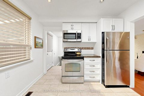 Photo 14 at 8 Wallbridge Court, Willowdale West, Toronto